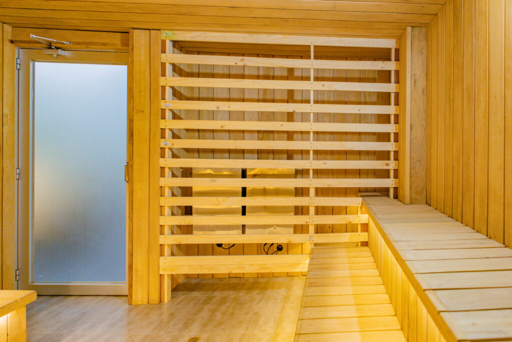 Sauna cámara seca con puerta de vidrio en hotel